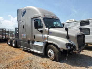  Salvage Freightliner Cascadia 1