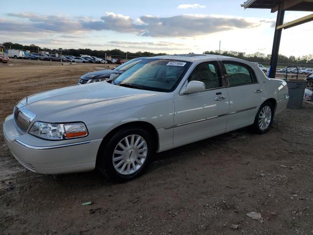  Salvage Lincoln Towncar