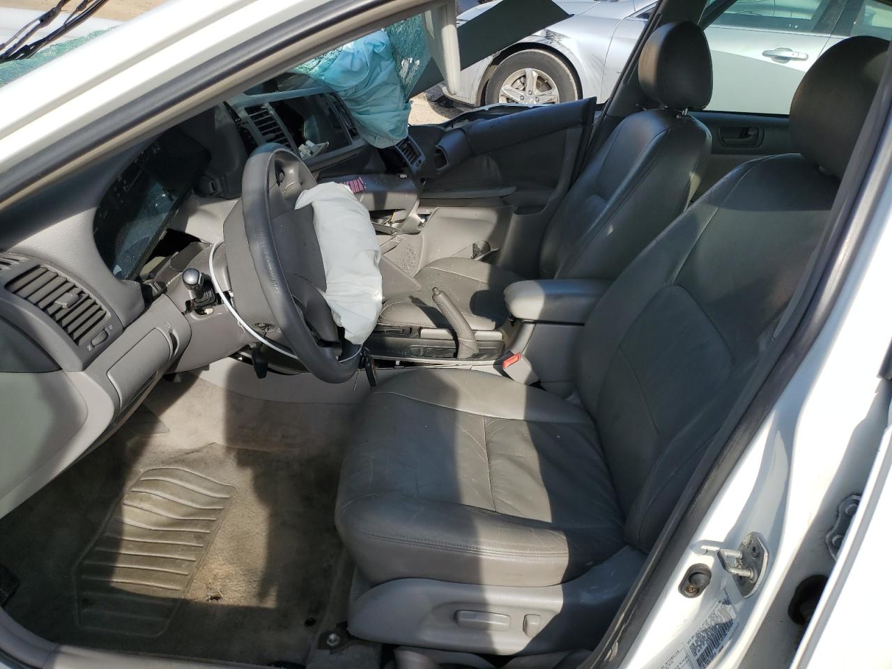 Toyota Camry Le Image 3