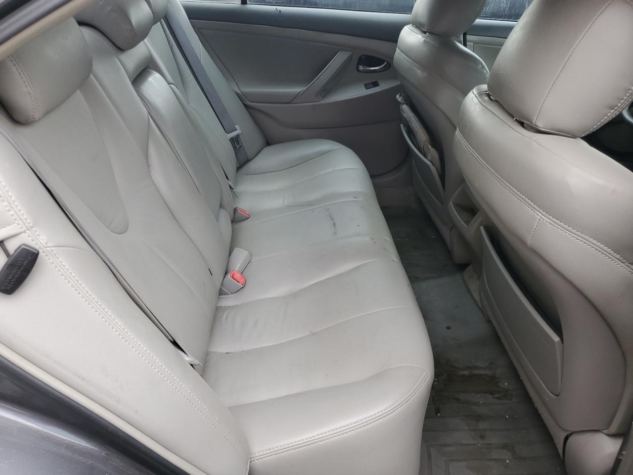 Toyota Camry Base Image 9