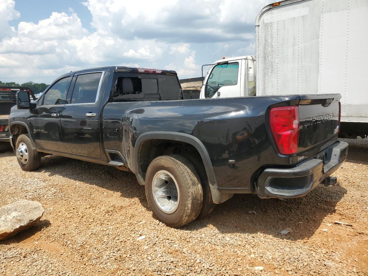 Chevrolet Silverado K3500 High Country Image 2