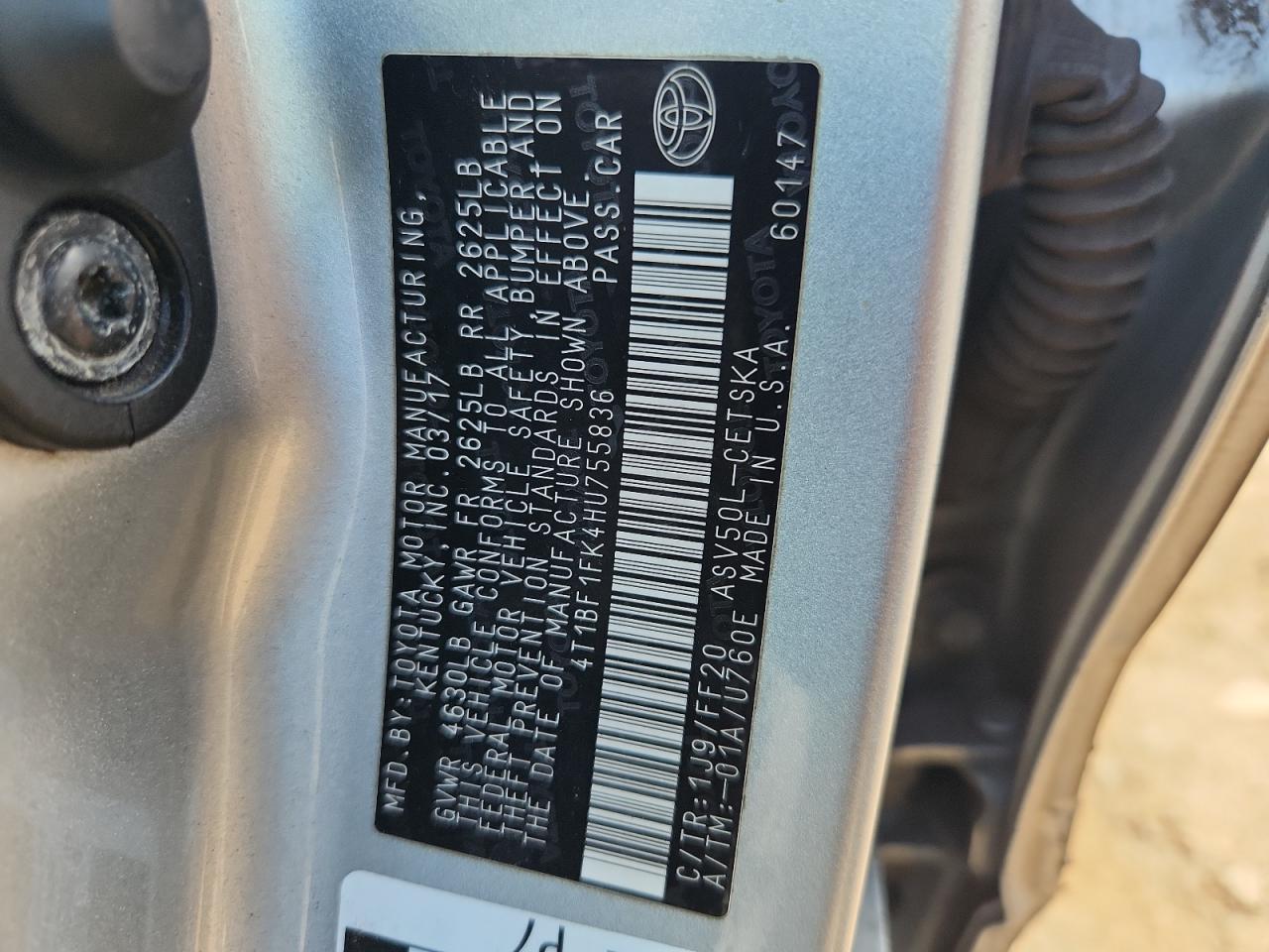 Toyota Camry Le Image 6