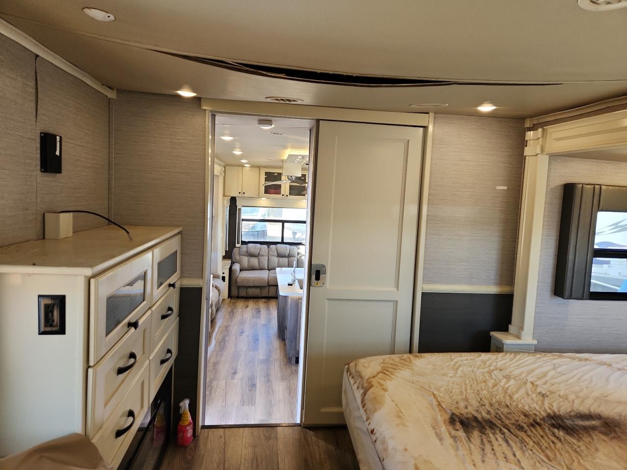 Vanleigh Vilano Image 9