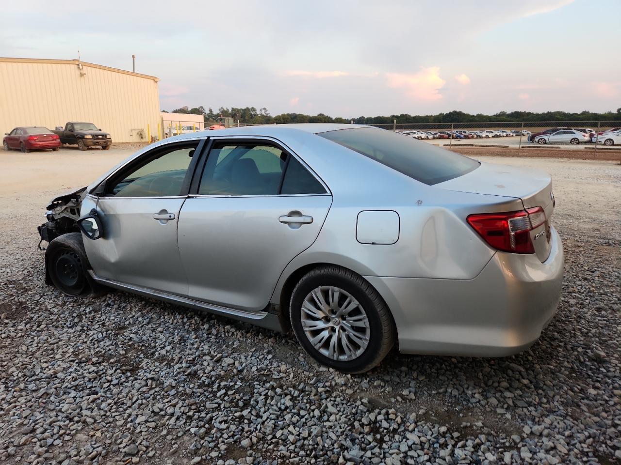 Toyota Camry L Image 3