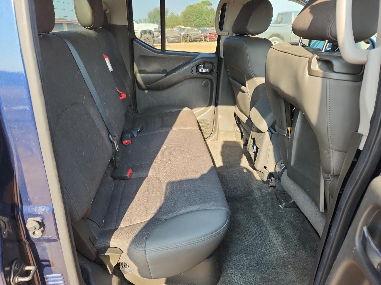 Nissan Frontier Crew Cab Se Image 9