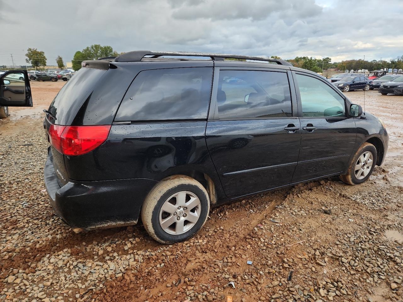 Toyota Sienna Ce Image 3