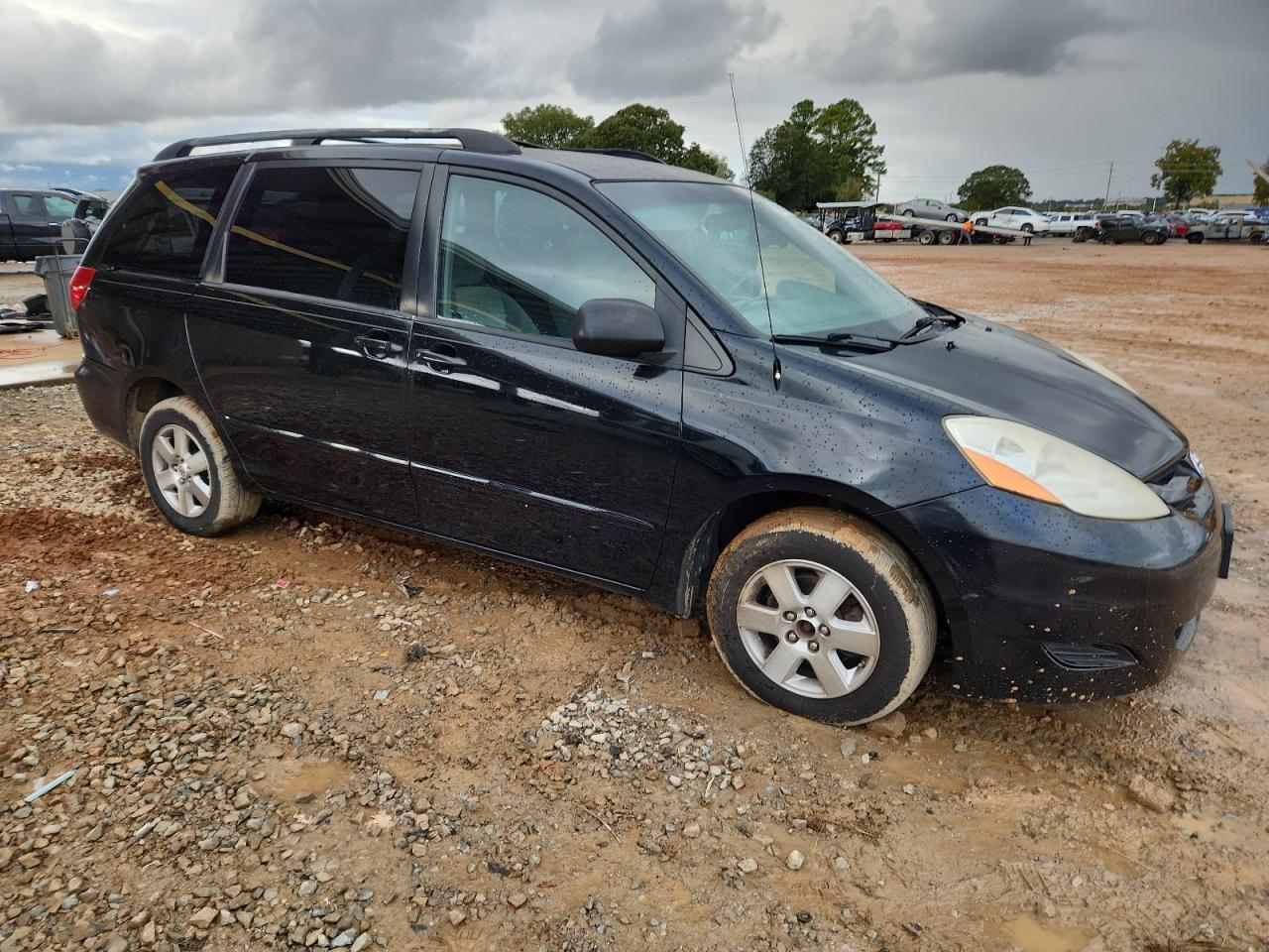 Toyota Sienna Ce Image 2