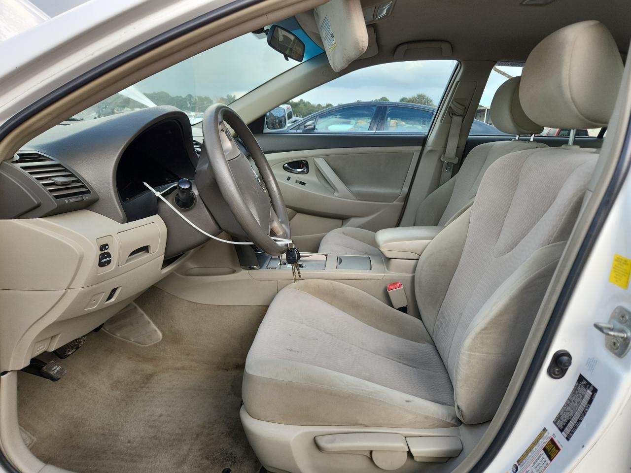 Toyota Camry Base Image 4