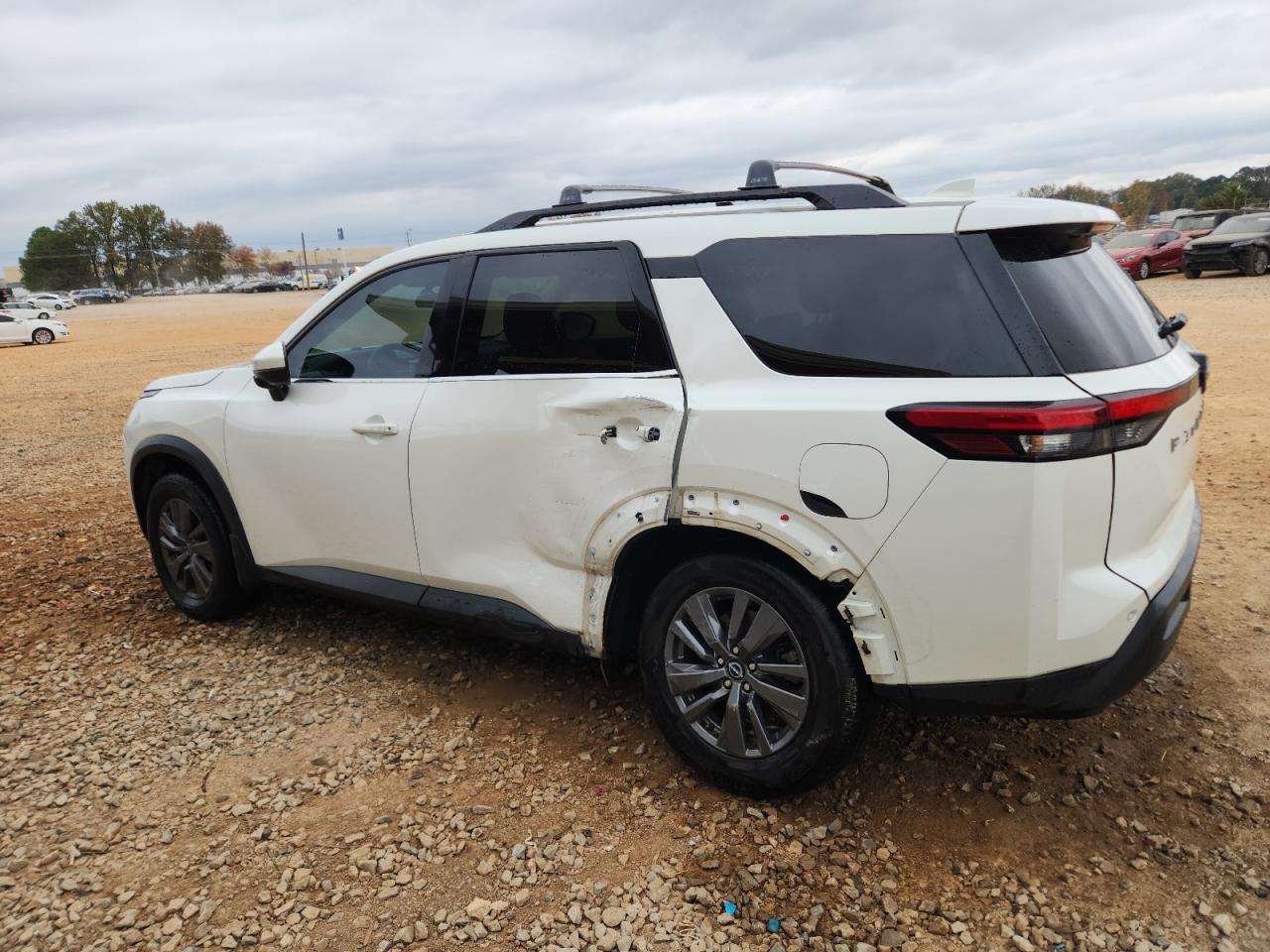 Nissan Pathfinder Sv Image 2