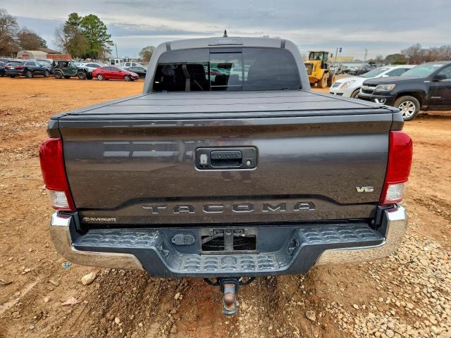 Toyota Tacoma Double Cab Image 3