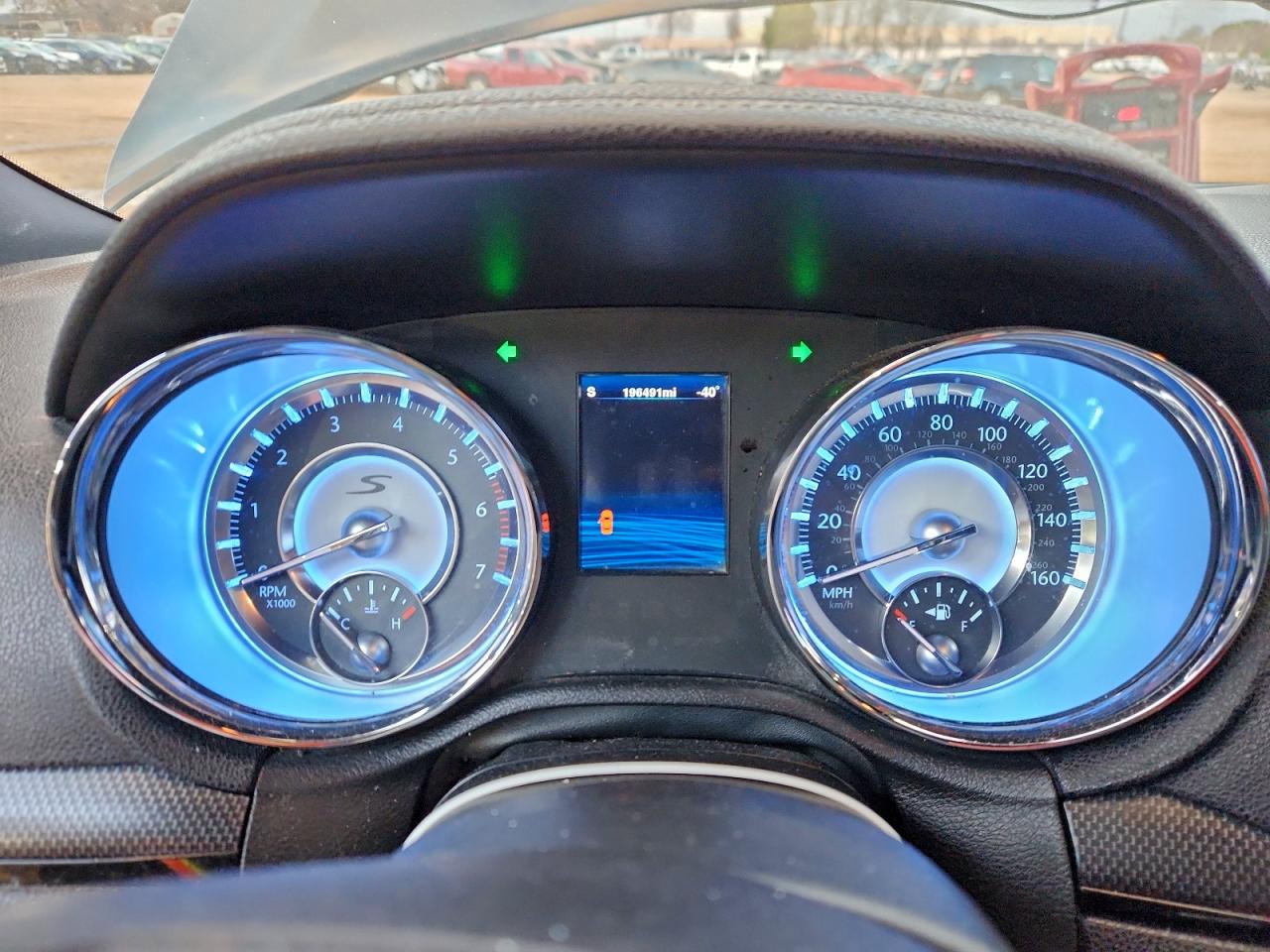 Chrysler 300 S Image 7