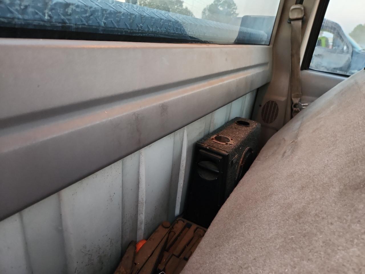 GMC Sierra K2500 Image 8