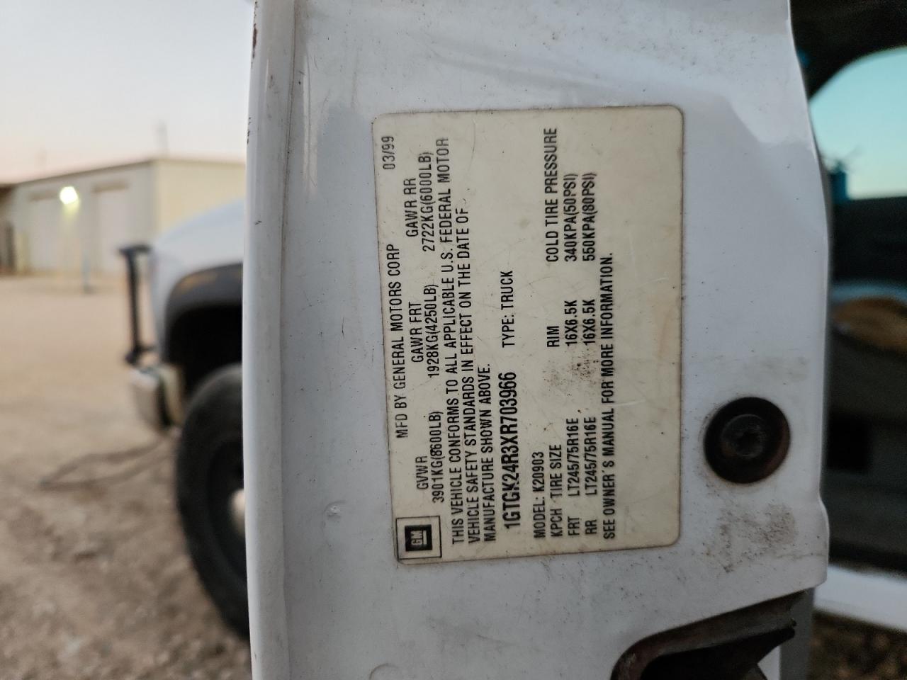 GMC Sierra K2500 Image 6