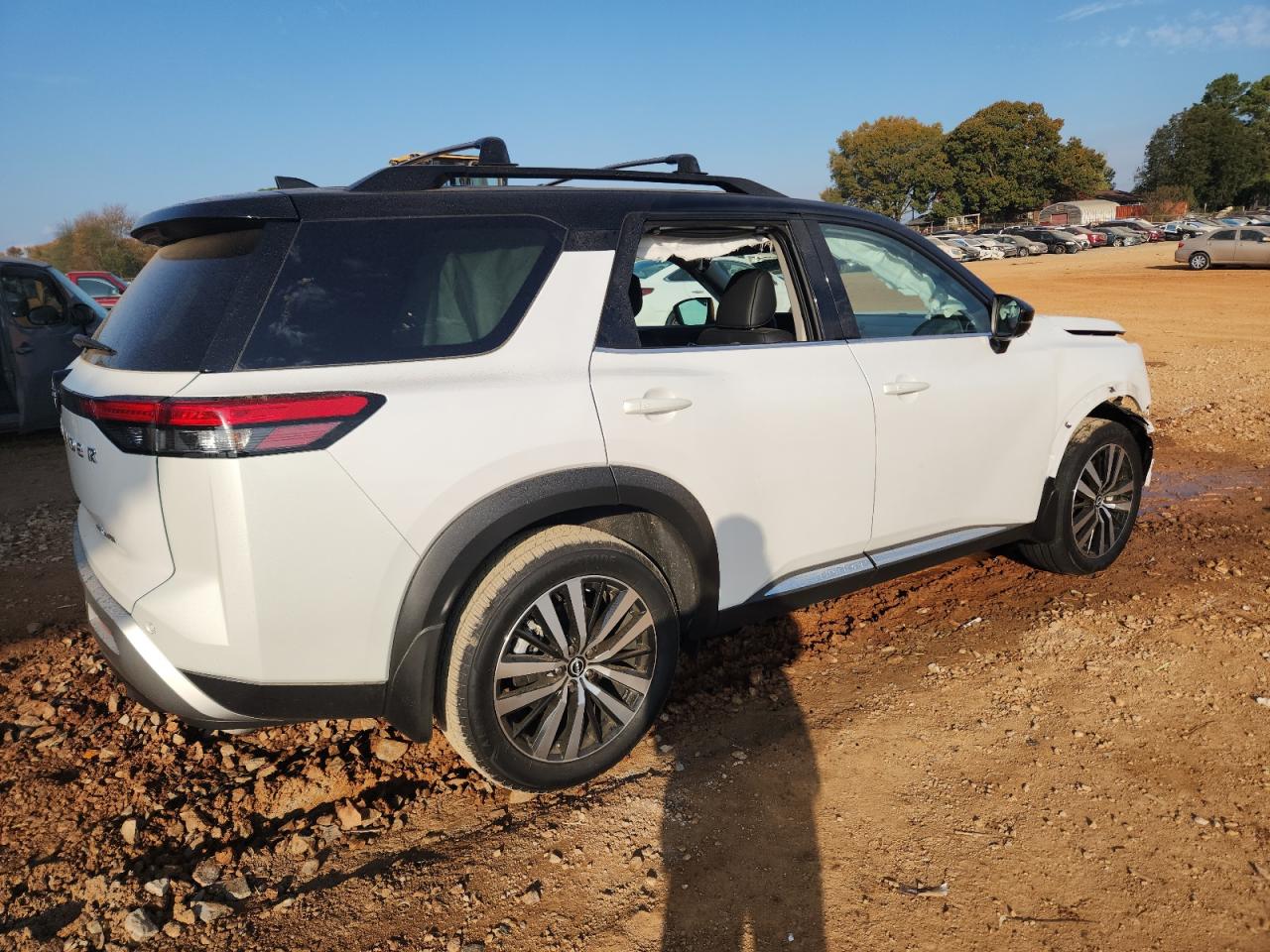 Nissan Pathfinder Platinum Image 3