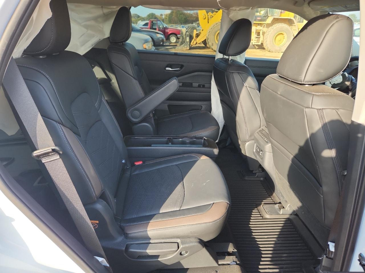 Nissan Pathfinder Platinum Image 11