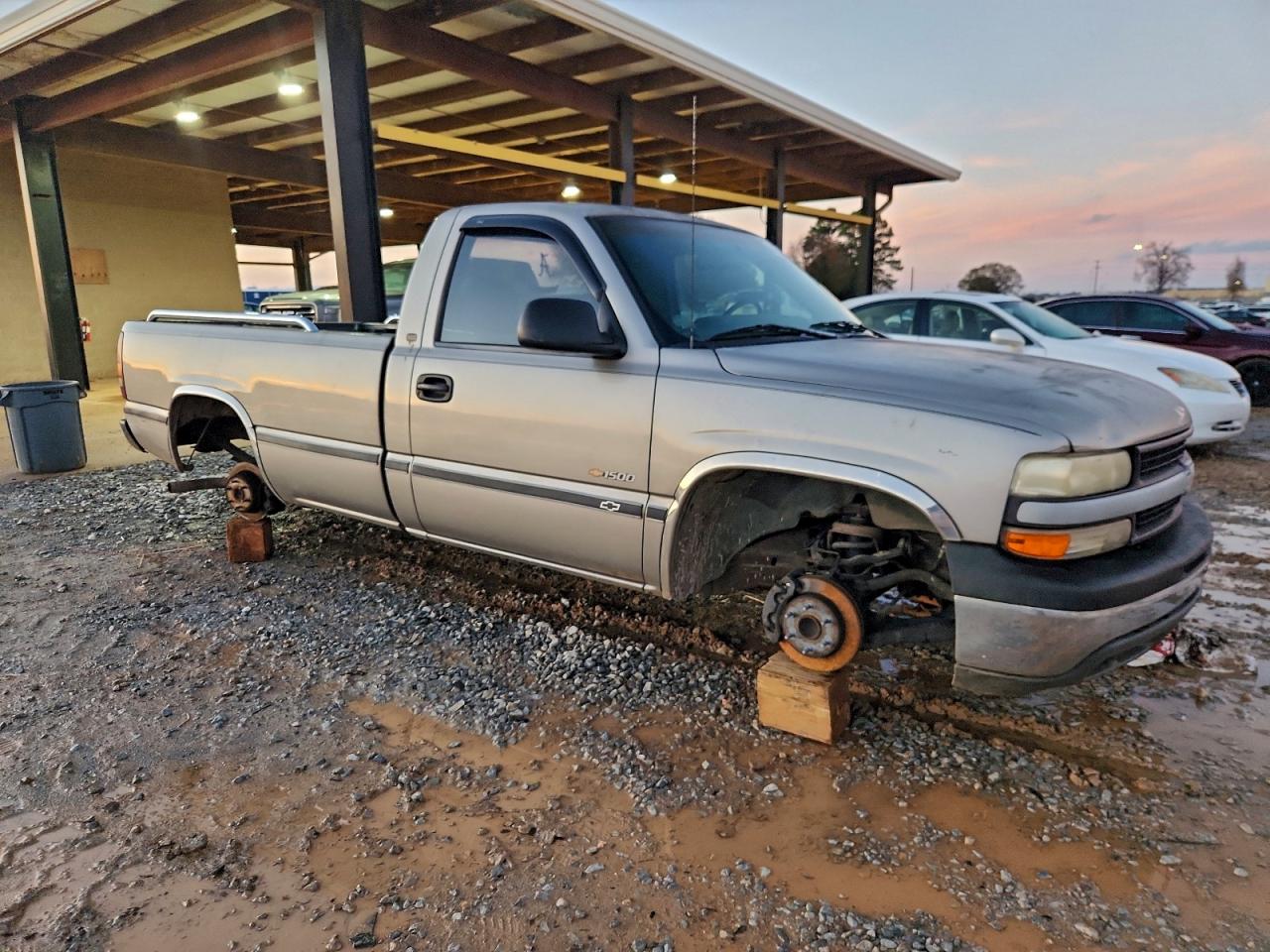 Chevrolet Silverado C1500 Image 11