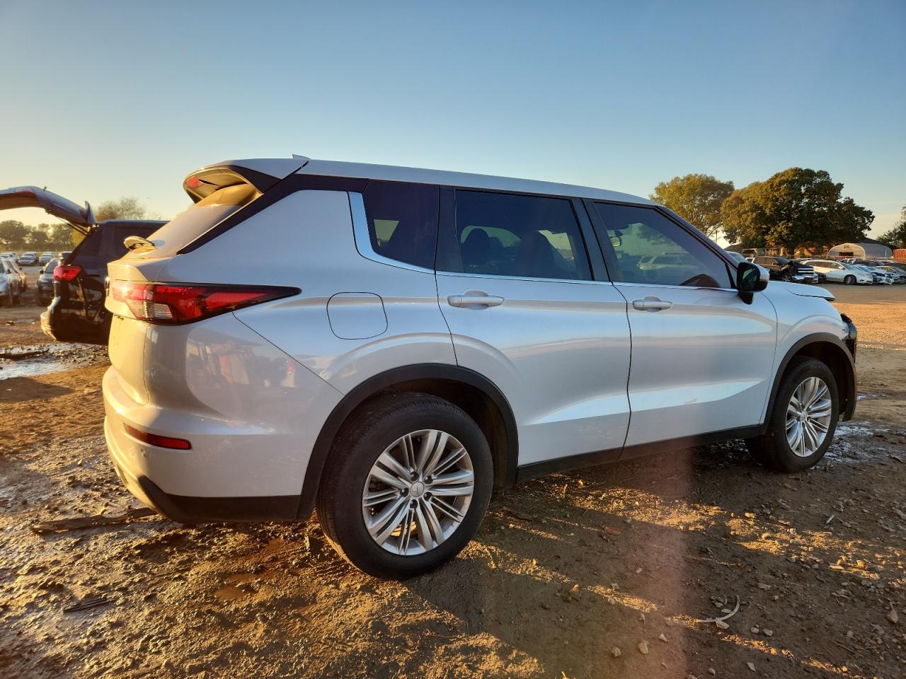 Mitsubishi Outlander Es Image 2