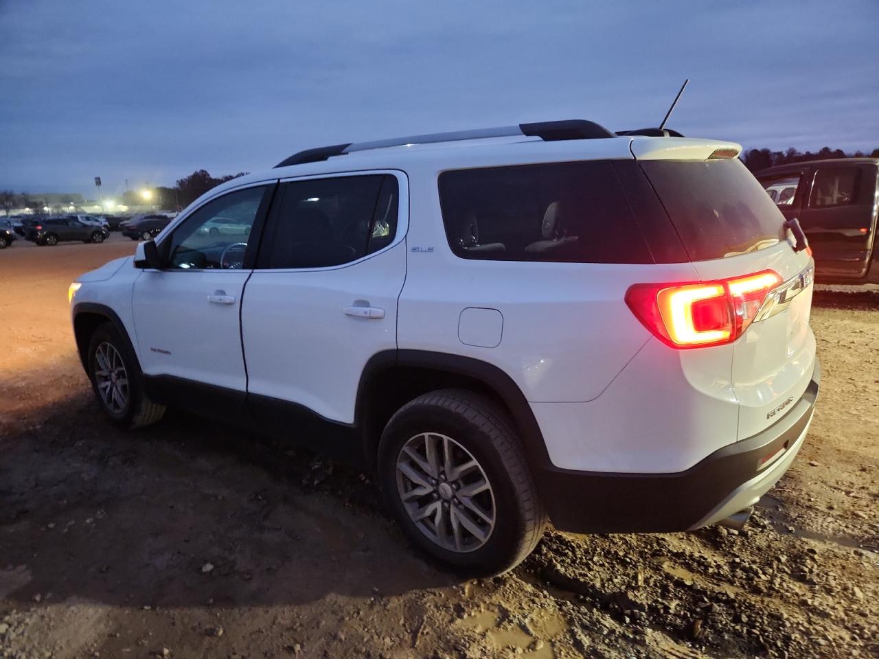 GMC Acadia Sle Image 2