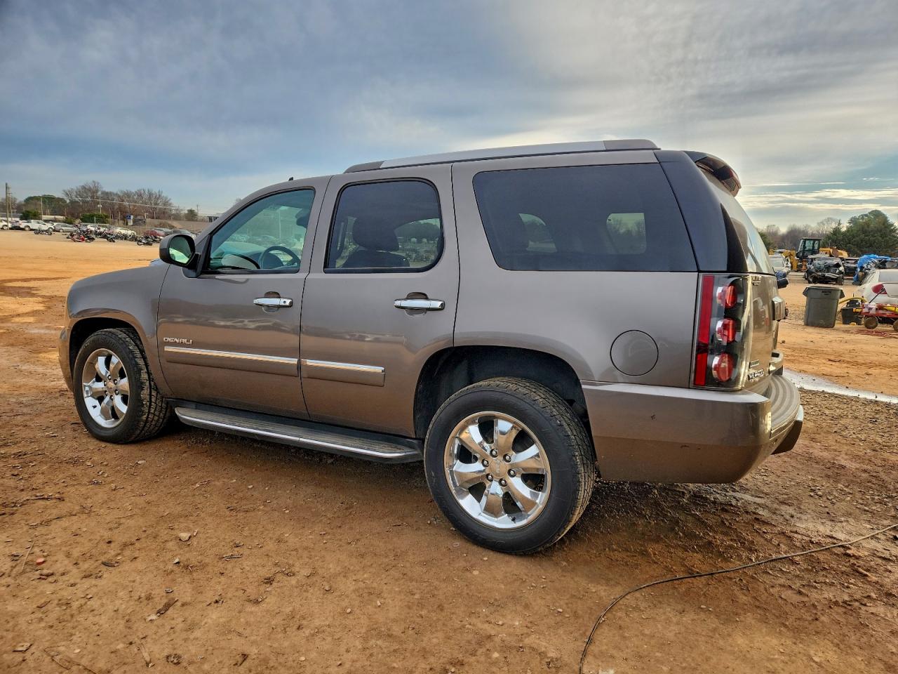 GMC Yukon Denali Image 5