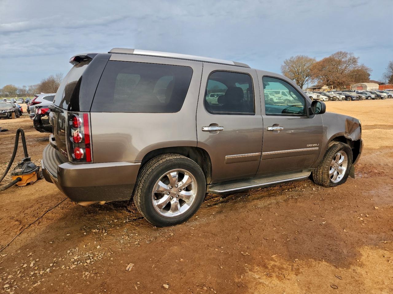 GMC Yukon Denali Image 2