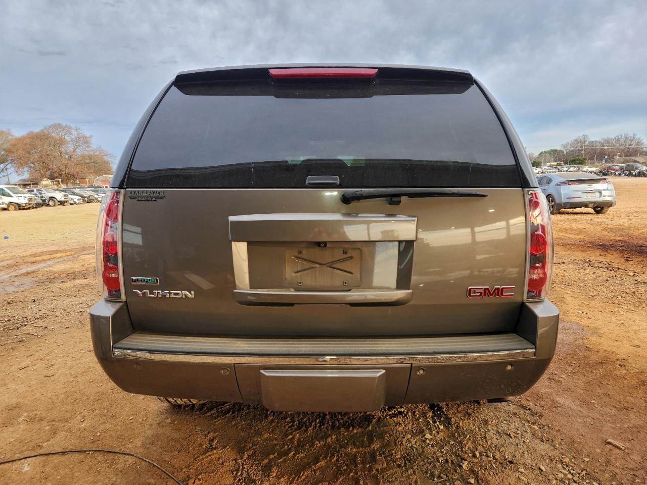 GMC Yukon Denali Image 9