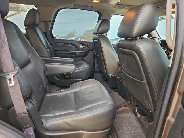 GMC Yukon Denali Image 11