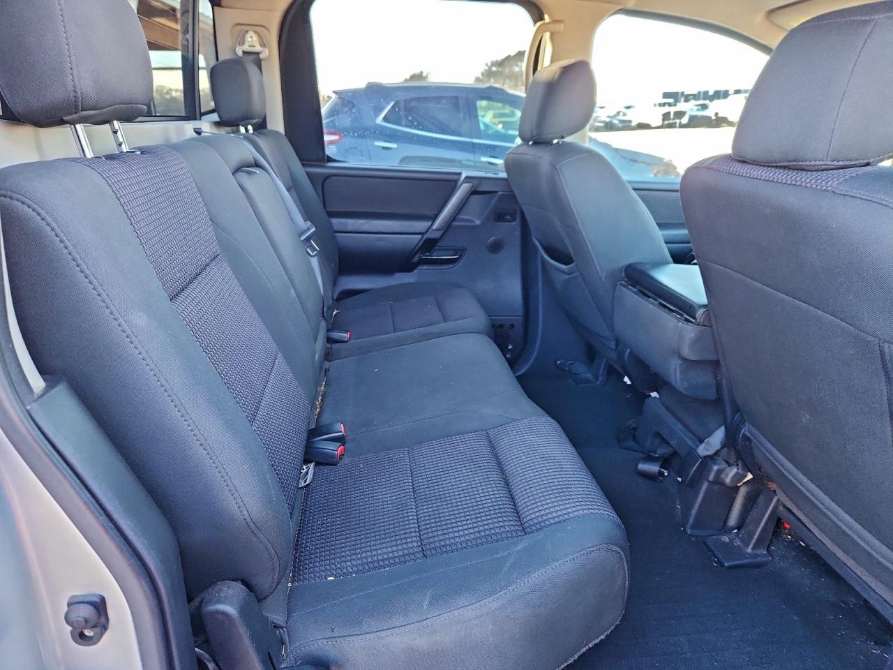 Nissan Titan Xe Image 10