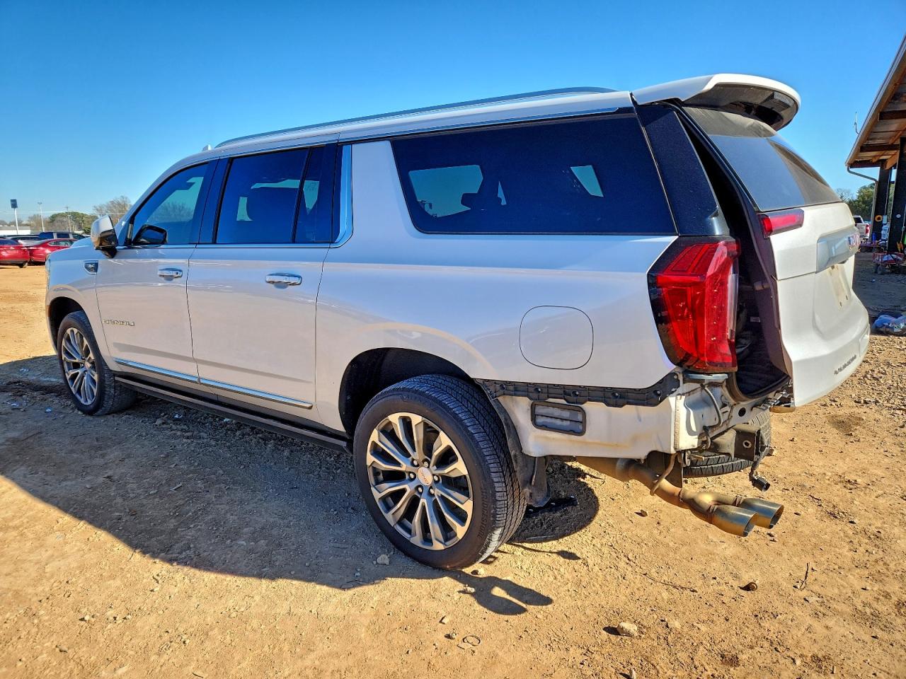 GMC Yukon Denali Image 7