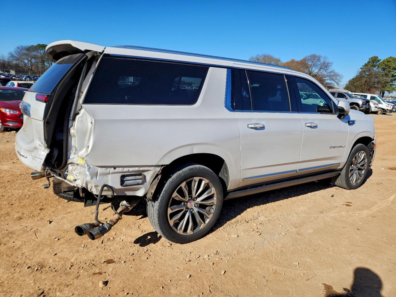 GMC Yukon Denali Image 14
