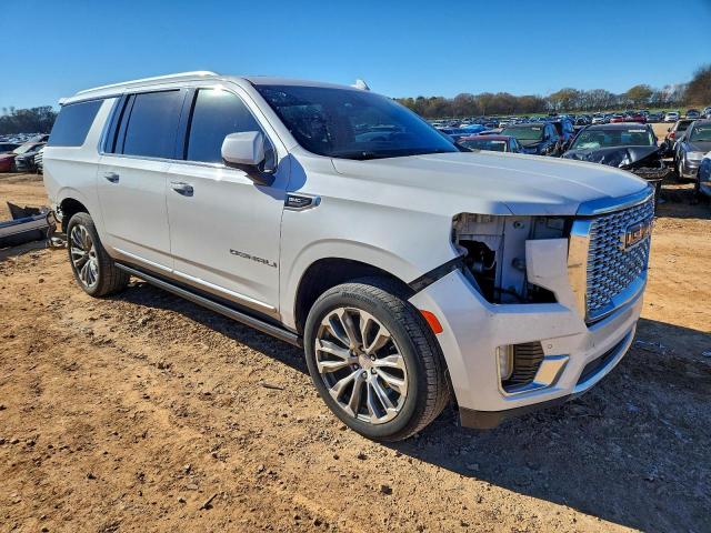 GMC Yukon Denali Image 6