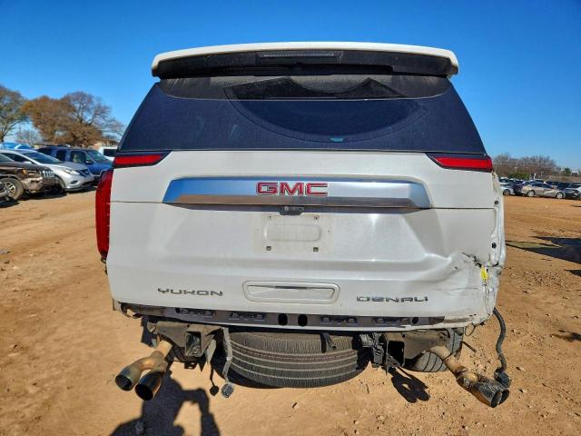 GMC Yukon Denali Image 3