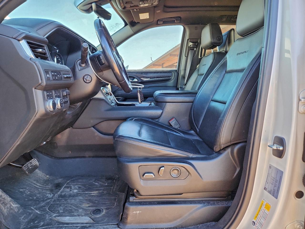 GMC Yukon Denali Image 8