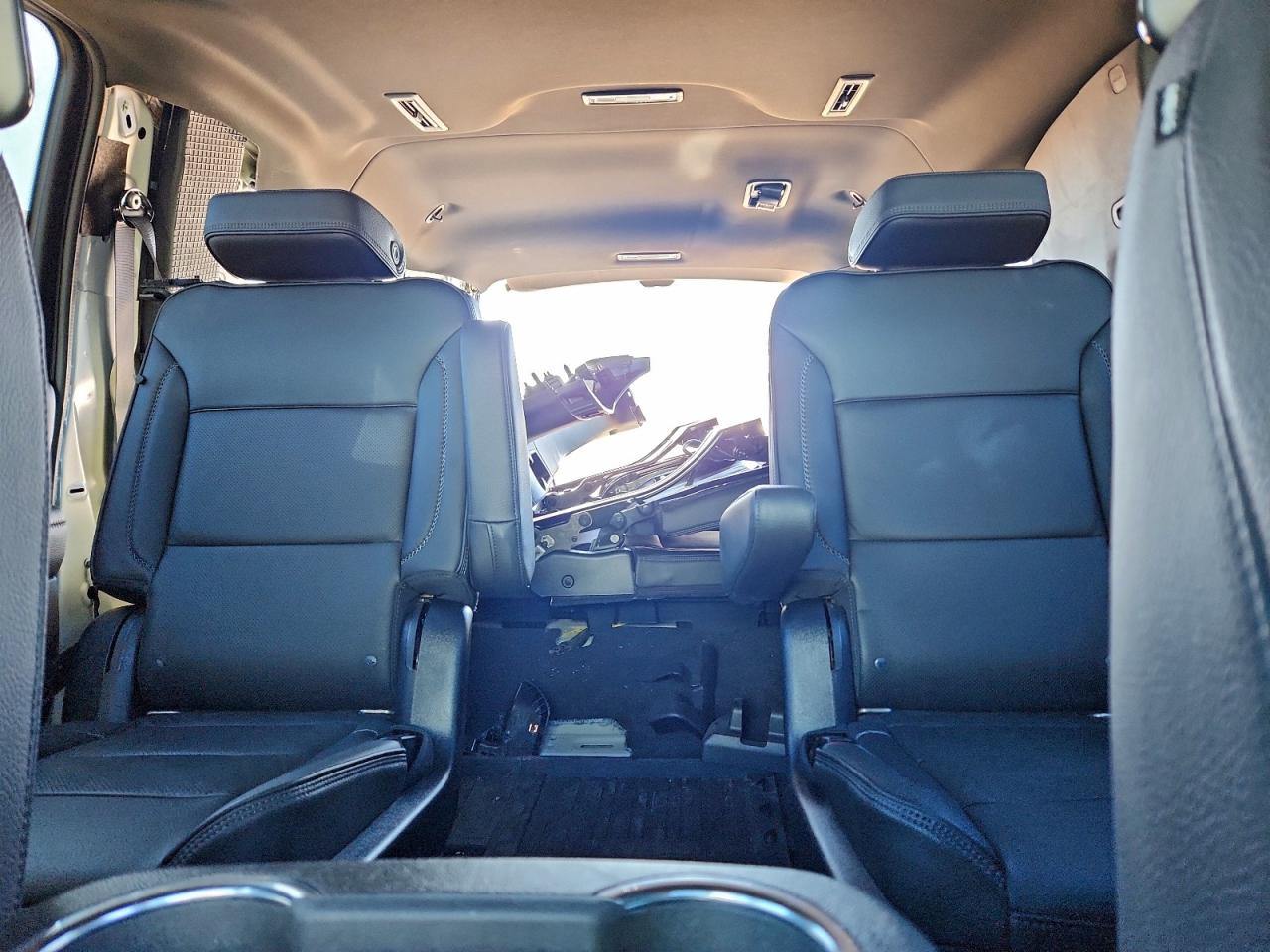 GMC Yukon Denali Image 5