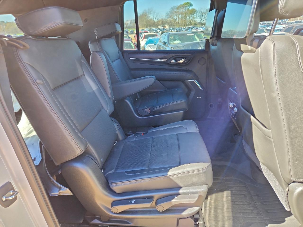 GMC Yukon Denali Image 11