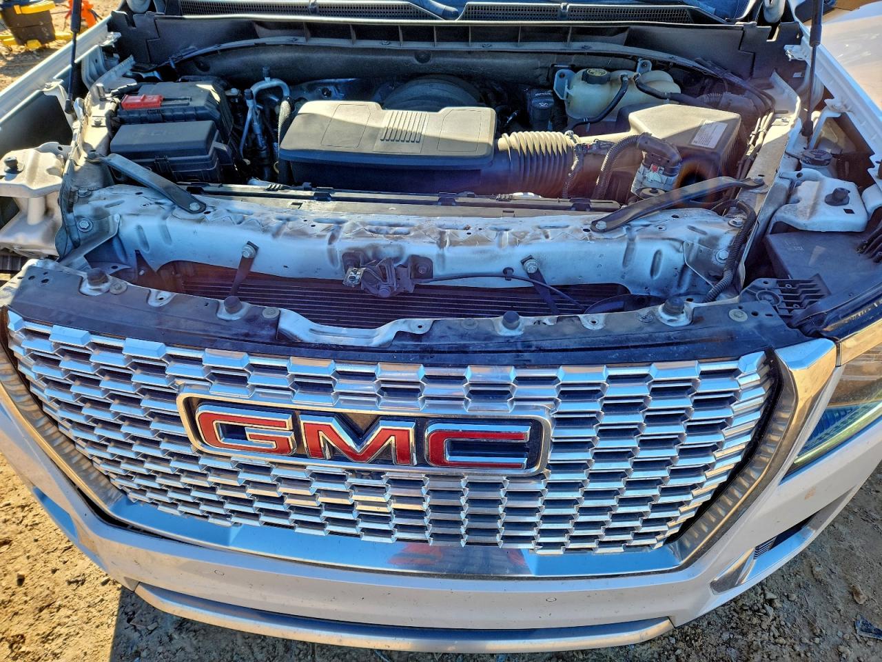 GMC Yukon Denali Image 12