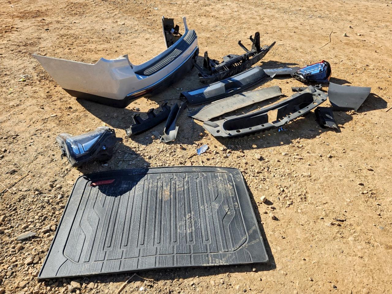 GMC Yukon Denali Image 9