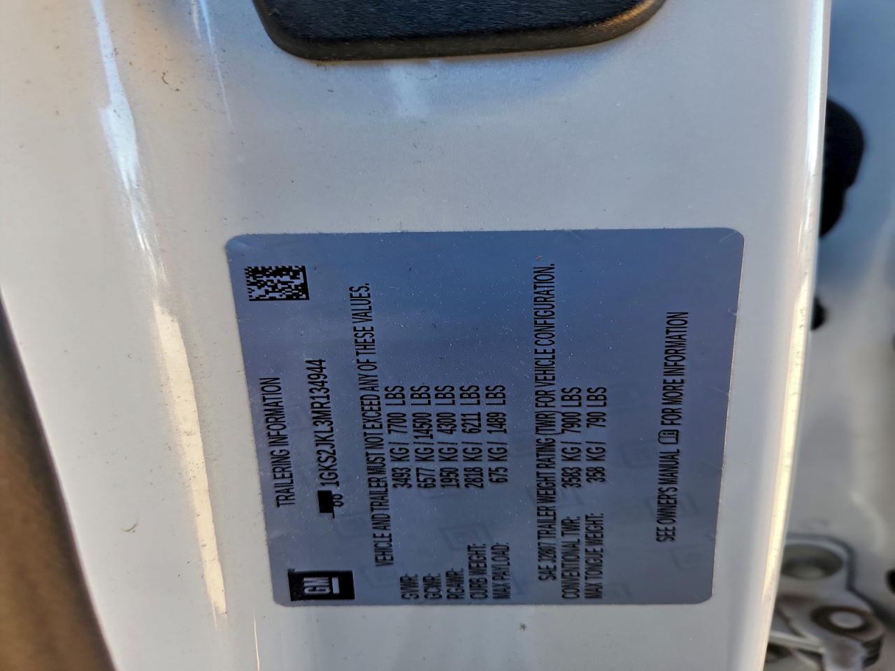 GMC Yukon Denali Image 13