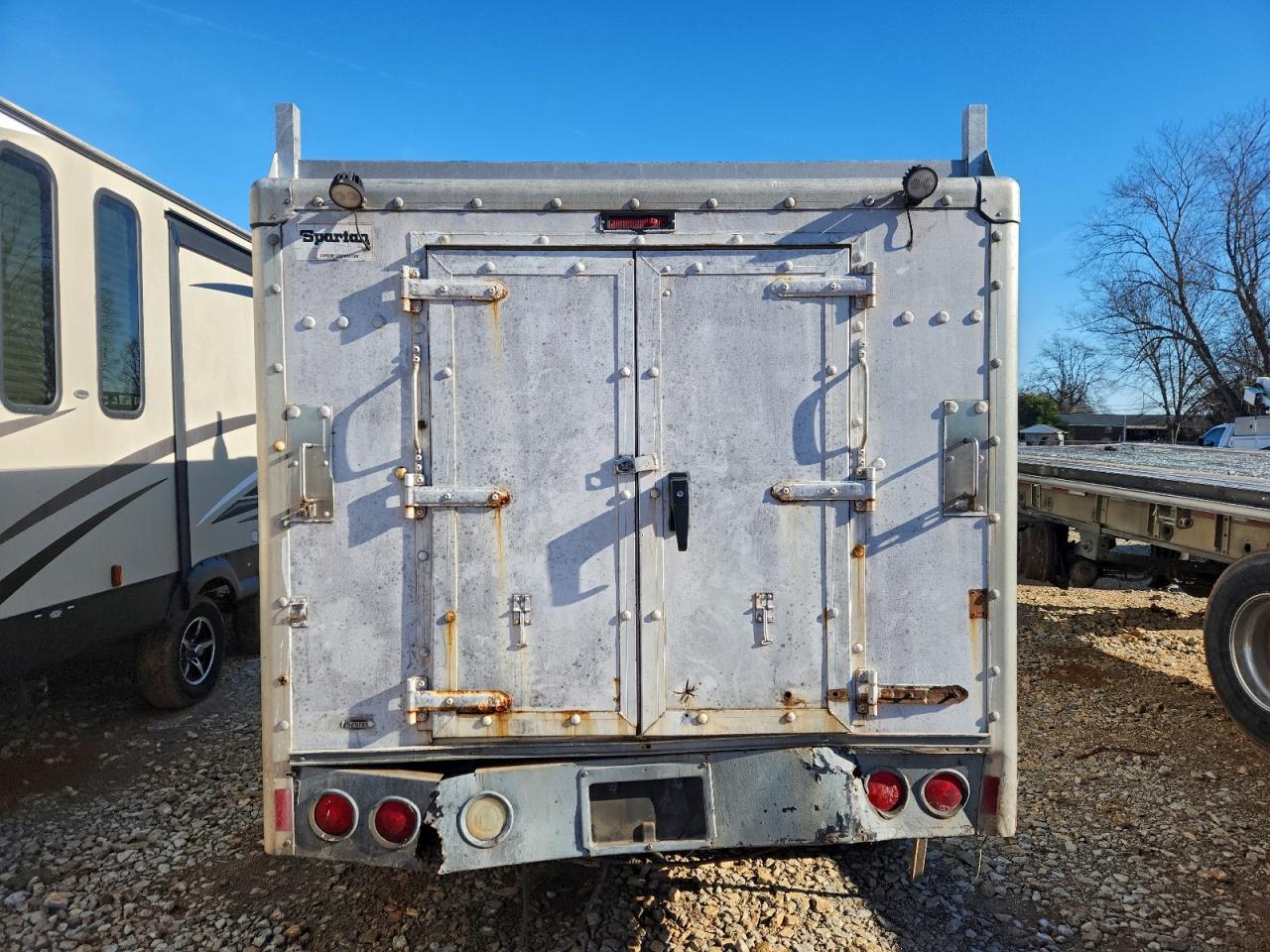 Ford Econoline E350 Super Duty Cutaway Van Image 4