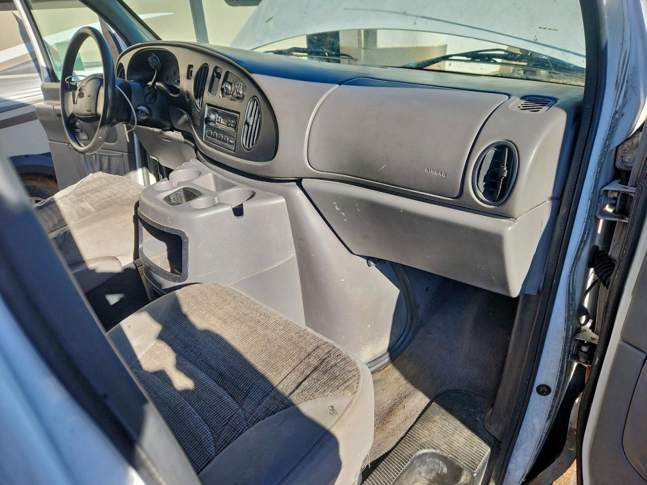 Ford Econoline E350 Super Duty Cutaway Van Image 6