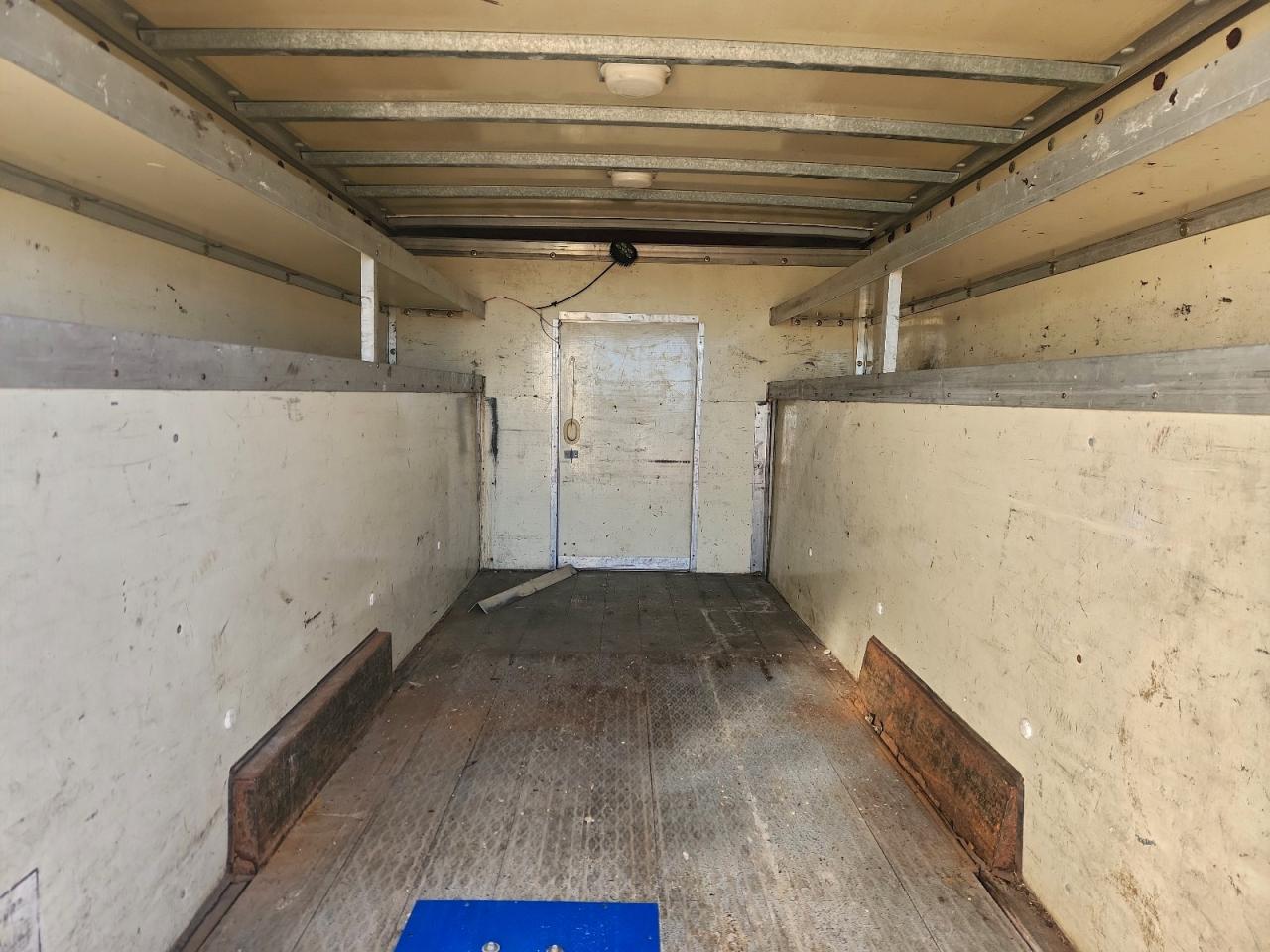 Ford Econoline E350 Super Duty Cutaway Van Image 10