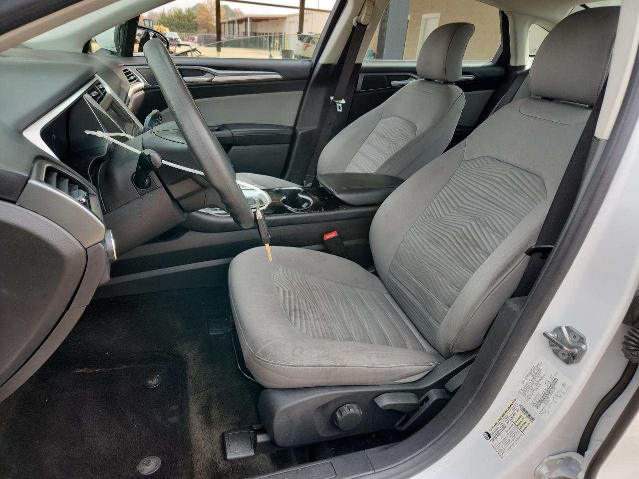 Ford Fusion S Image 3