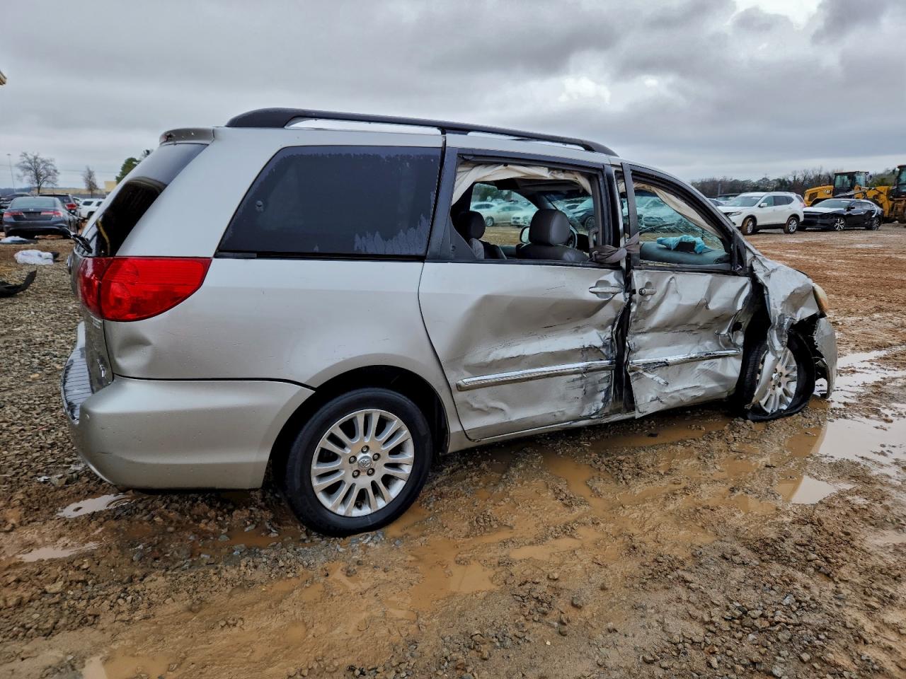 Toyota Sienna Xle Image 2