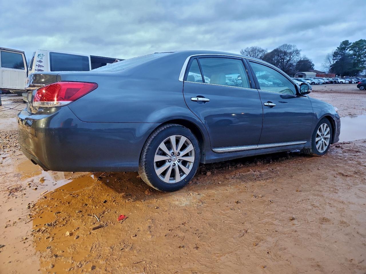 Toyota Avalon Base Image 8