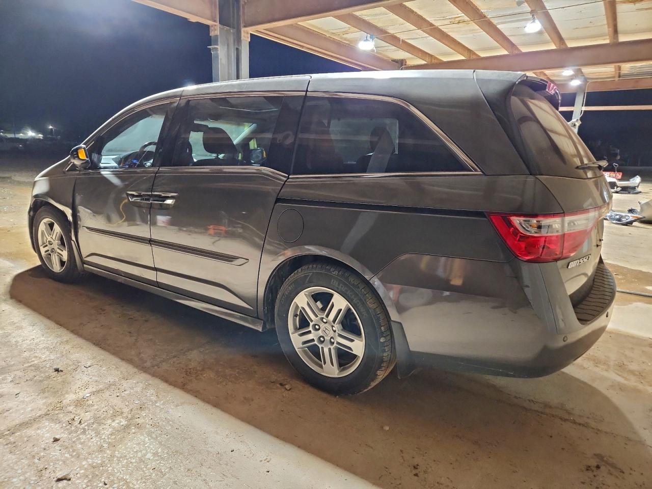 Honda Odyssey Touring Image 4