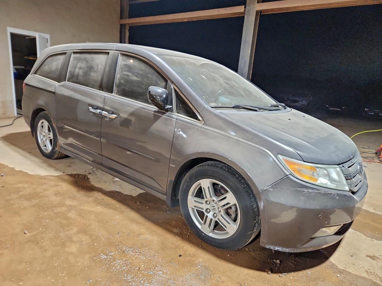 Honda Odyssey Touring Image 3