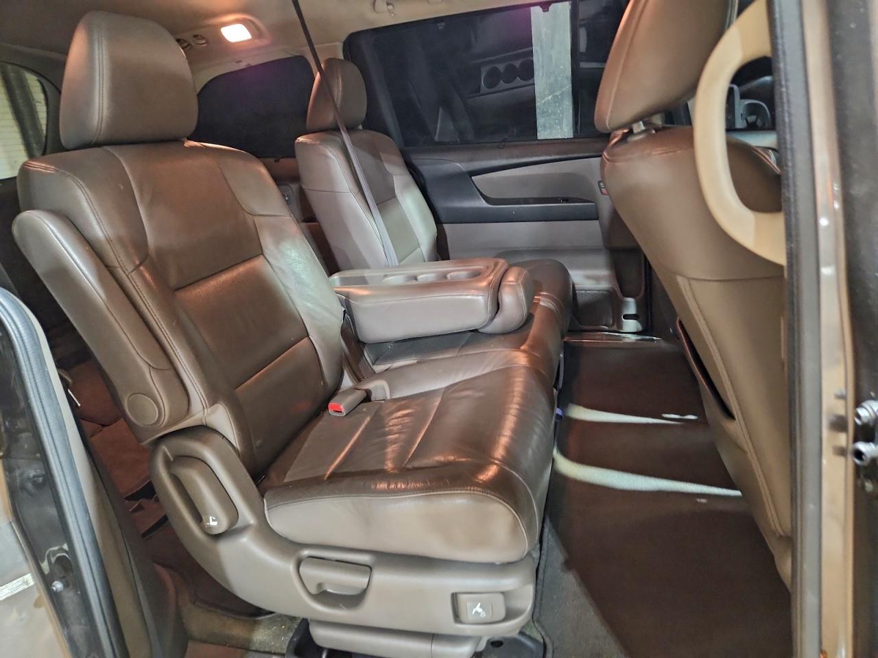 Honda Odyssey Touring Image 8