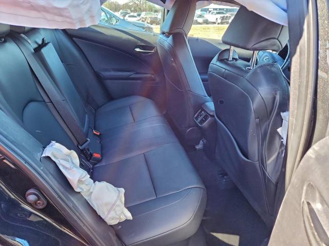 Lexus Ux 250h Base Image 9