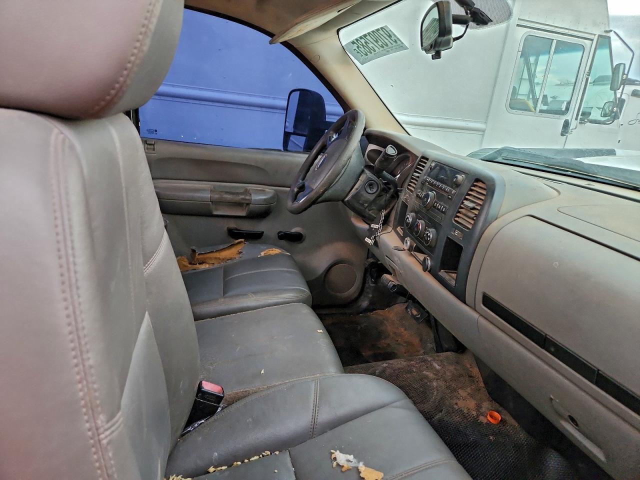 Chevrolet Silverado C3500 Image 2