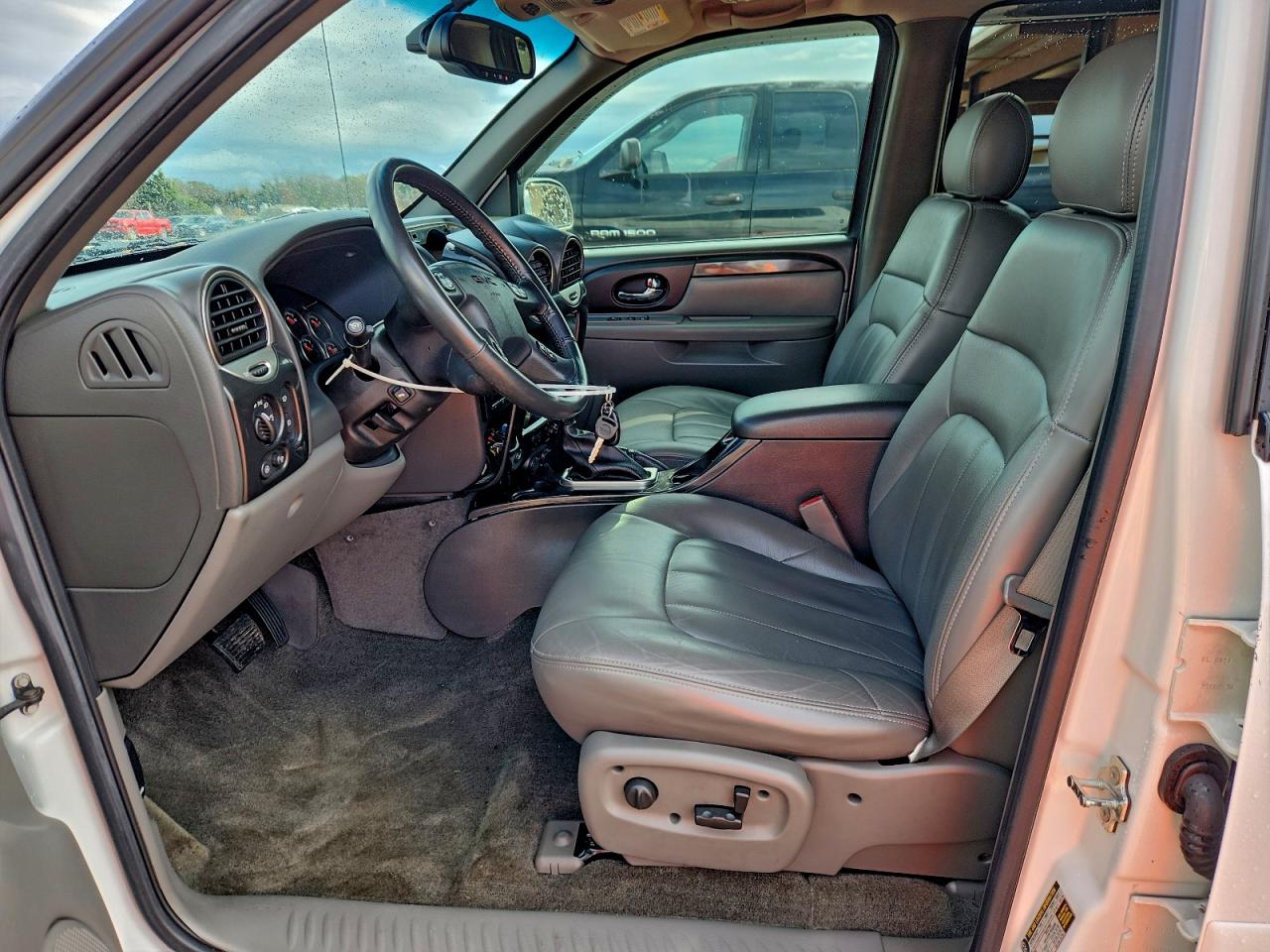 GMC Envoy Xuv Image 2