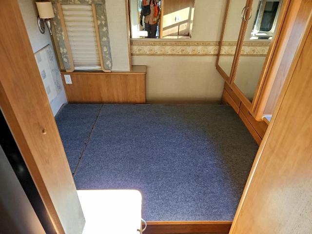 Ford F-550 Super Duty Stripped Chassis Image 7